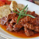 Nationalgericht Tschechien: Knödel mit Schweinebraten (Rezept)