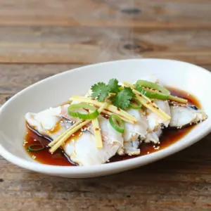 Nationalgericht China: Steamed Fish with Ginger and Soy (Rezept)