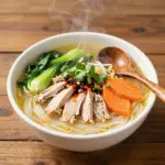 Nationalgericht China: Yunnan Over the Bridge Noodles (Rezept) Nationalgericht China: Yunnan Over the Bridge Noodles (Rezept)