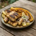Nationalgericht Elfenbeinküste: Poisson Braisé avec Alloco (Rezept) Nationalgericht Elfenbeinküste: Poisson Braisé avec Alloco (Rezept)