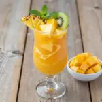 Nationalgericht Gambia: Tropical Fruit Punch (Rezept) Nationalgericht Gambia: Tropical Fruit Punch (Rezept)