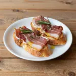 Nationalgericht Italien: Crostini con Lardo (Rezept) Nationalgericht Italien: Crostini con Lardo (Rezept)