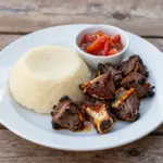 Nationalgericht Sambia: Smoked Goat Meat with Nshima (Rezept)