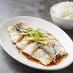 Nationalgericht Singapur: Steamed Fish with Ginger (Rezept) Nationalgericht Singapur: Steamed Fish with Ginger (Rezept)
