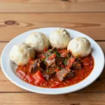 Nationalgericht Südafrika: Tomato Bredie with Dumplings (Rezept) Nationalgericht Südafrika: Tomato Bredie with Dumplings (Rezept)